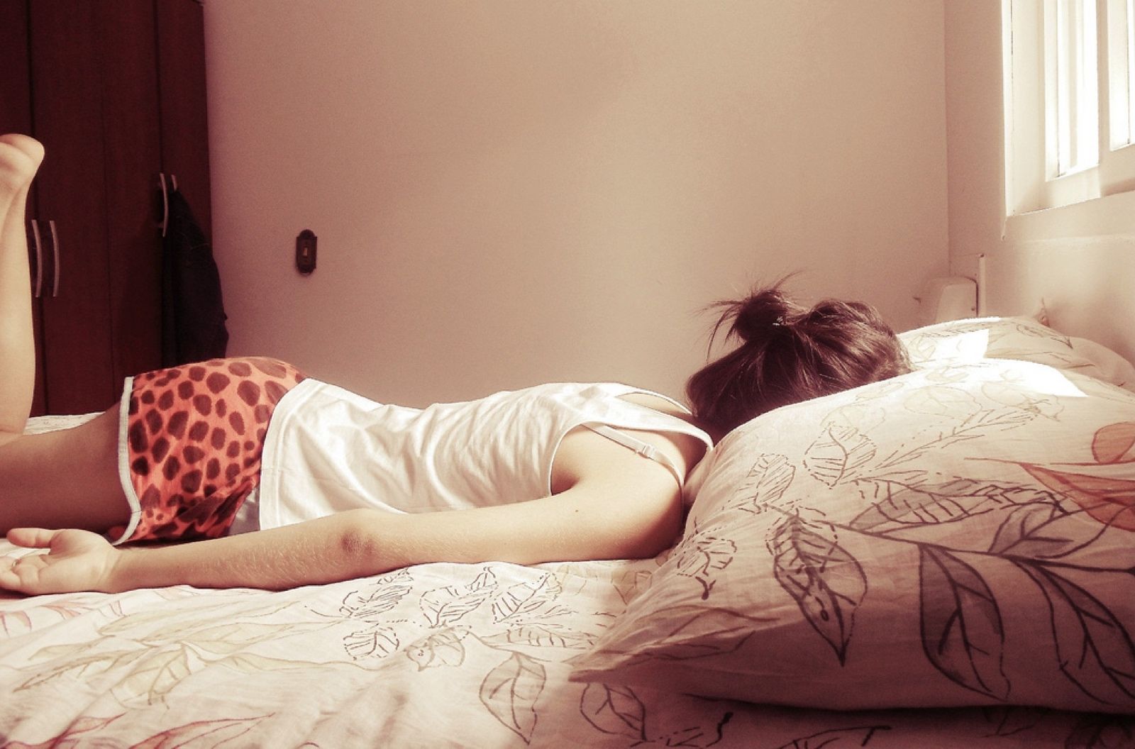Девушка лежит на кровати