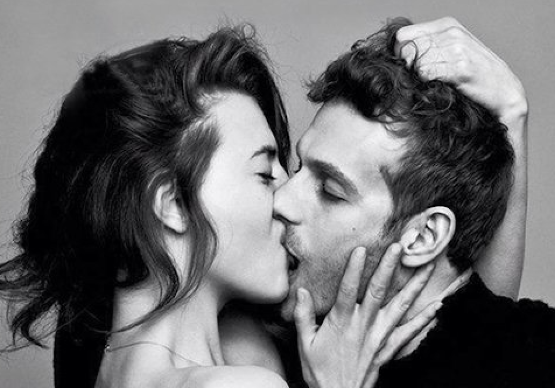После страстного поцелуя. Страстный мужчина. Поцелуй мужчины и женщины. Грубый поцелуй. Страстный поцелуй.