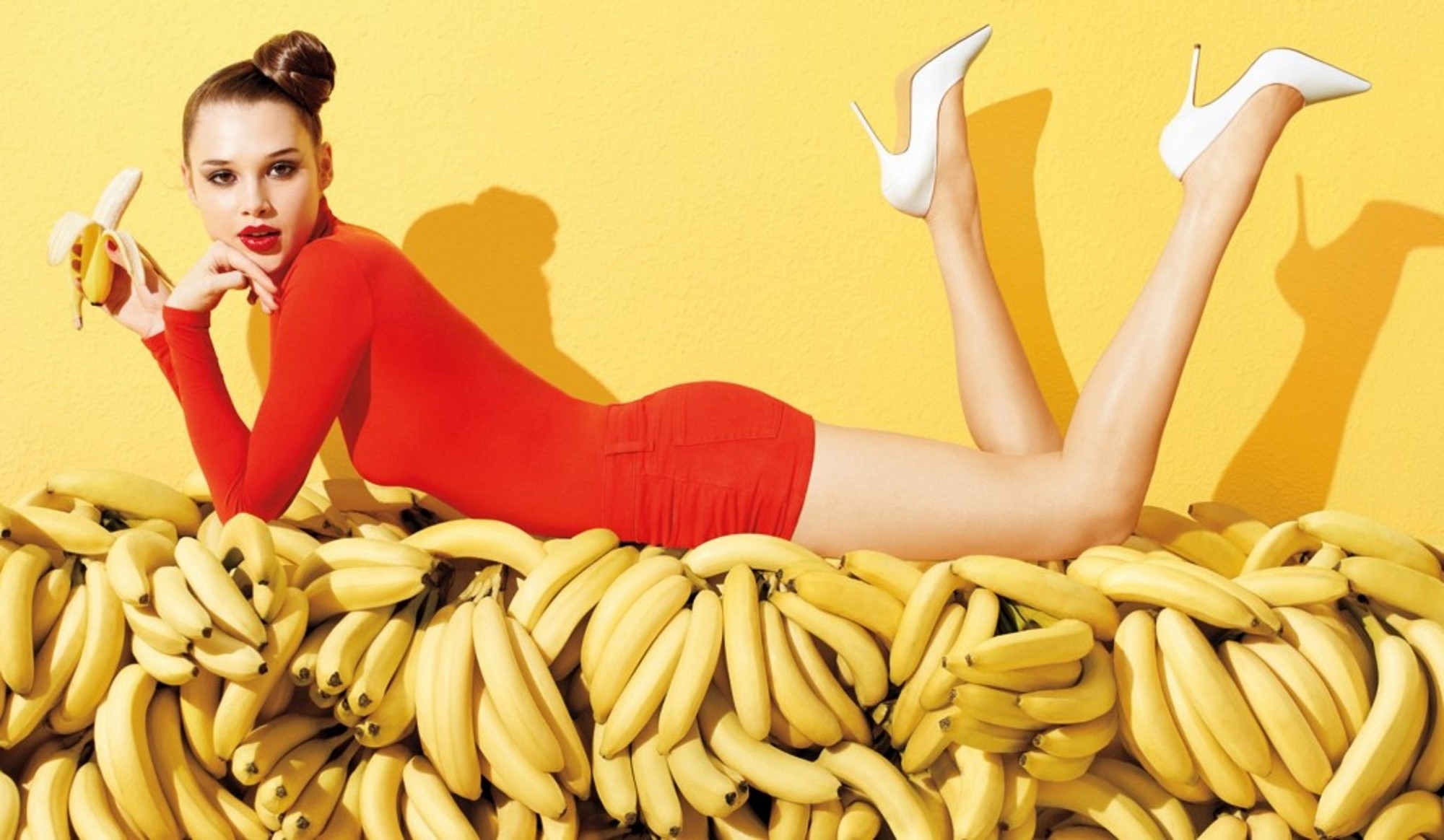 Реклама вибратора. Девушка с бананом. Фотосессия с бананом. Красивая девушка с бананом. Девушка ест банан.