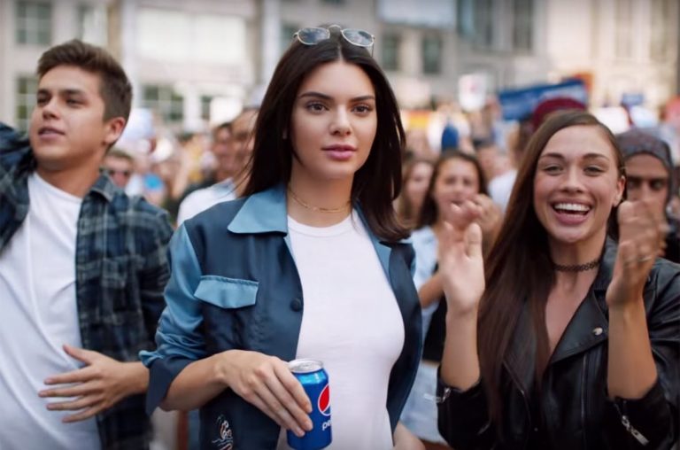 За что все так ненавидят рекламу Pepsi, в которой снялась Кендалл Дженнер