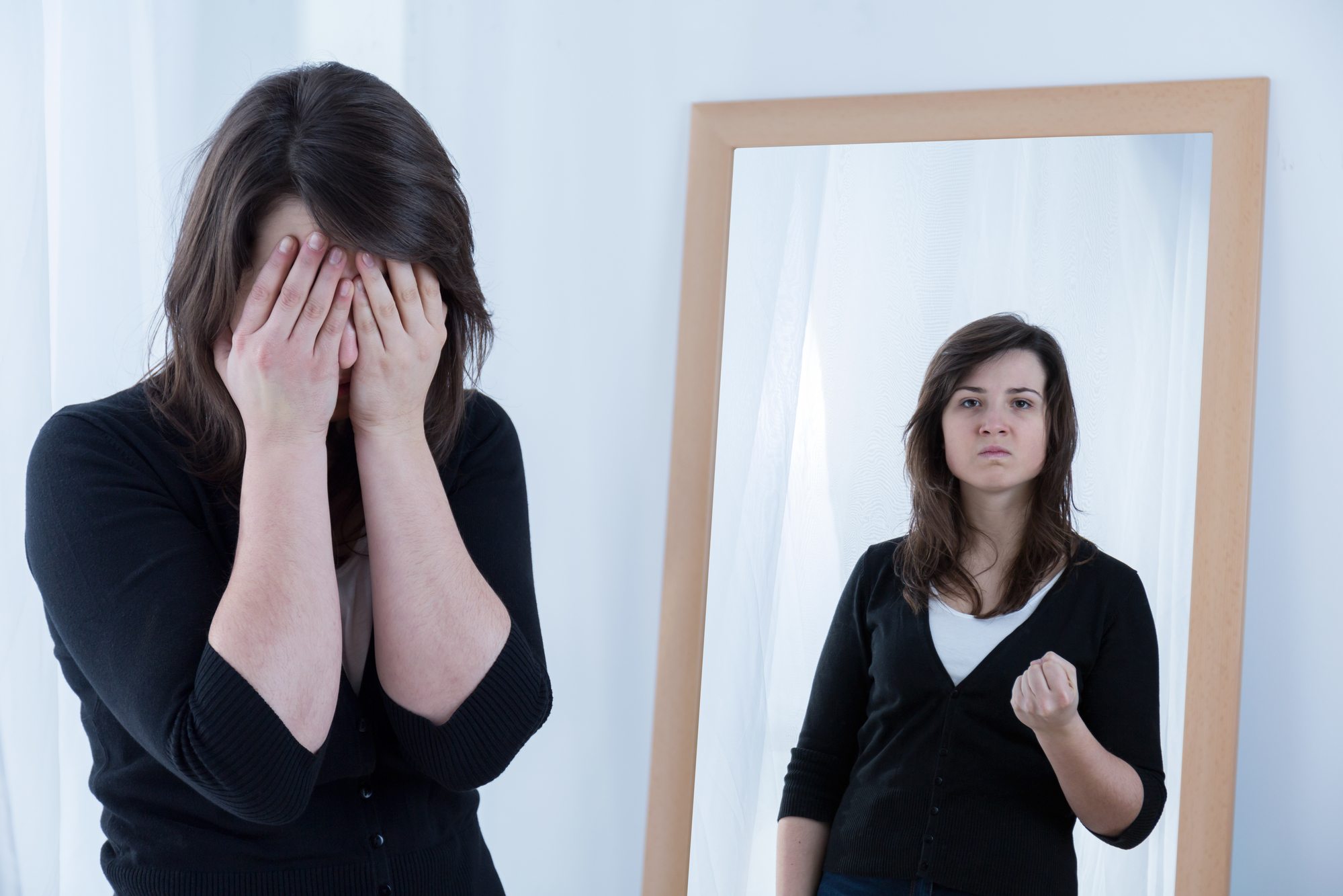 Страх быть видимой. Отражение себя в зеркале. Самокритика девушка. Разное отражение в зеркале. Низкая самооценка у женщины.